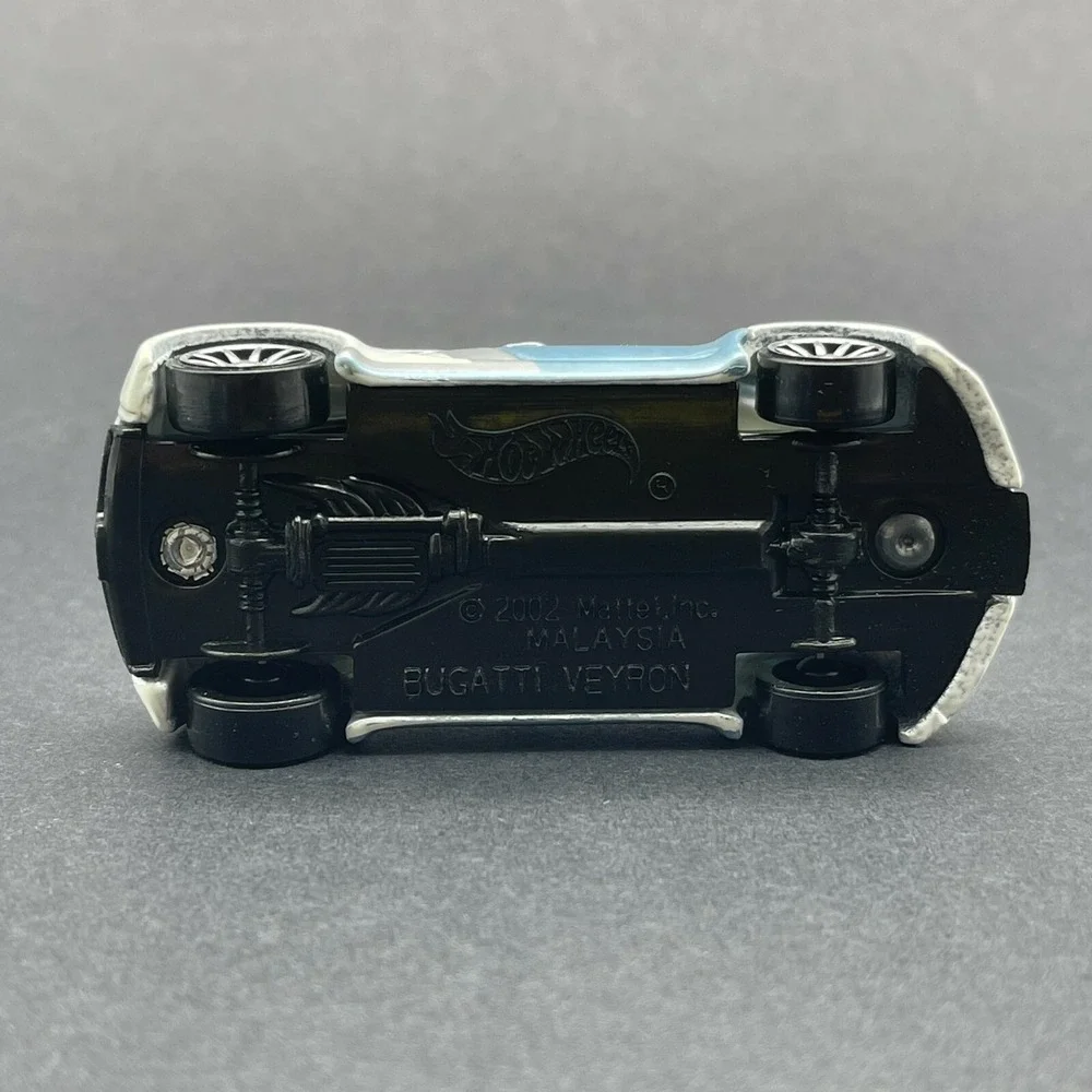 Hot Wheels Bugatti Veyron Car White & Light Blue Diecast 1/64 Scale Loose 2006‎